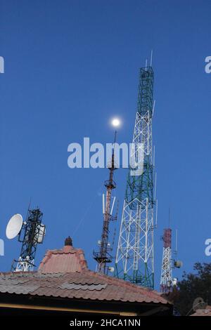 Der Turm, der zur Abgabe von Energie verwendet wird, ist die neueste Technologie Stockfoto