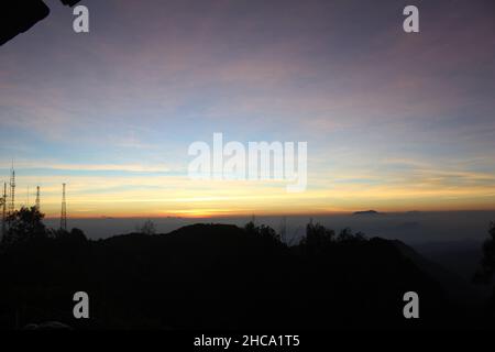 Die Atmosphäre des Morgens nach Sonnenaufgang, der Name des schönen Himmels ist wie ein Gemälde im Bromo Tengger Semeru Nationalpark Stockfoto