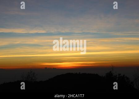 Die Atmosphäre des Morgens nach Sonnenaufgang, der Name des schönen Himmels ist wie ein Gemälde im Bromo Tengger Semeru Nationalpark Stockfoto