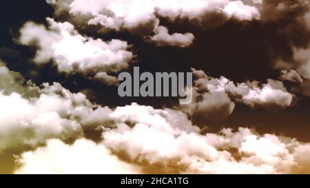 Wunderschöner Himmel bei Sonnenuntergang, der von der Sonne mit Zeitraffereffekt beleuchtet wird. Abstrakter märchenhafter Himmel mit weißen, flauschigen Wolken und leuchtenden Sternen, nahtlose Schleife. Stockfoto