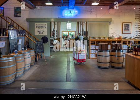 Weinprobe an der Yering Station. Es wurde 1838 gegründet und ist das älteste Weingut im Yarra Valley, einem der erstklassigen Weinanbauregionen Australiens. Stockfoto