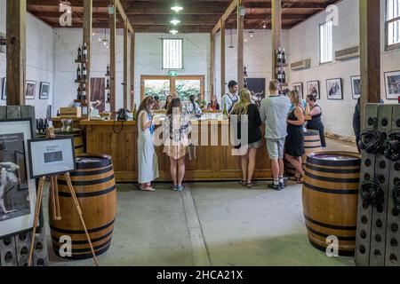 Weinprobe an der Yering Station. Es wurde 1838 gegründet und ist das älteste Weingut im Yarra Valley, einem der erstklassigen Weinanbauregionen Australiens. Stockfoto