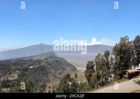 Blick auf den Bromo Tengger Semeru Nationalpark vom Seruni Point aus gesehen, einem der touristischen Ziele im Park Stockfoto