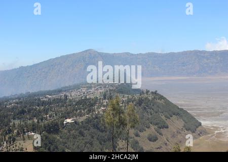 Blick auf den Bromo Tengger Semeru Nationalpark vom Seruni Point aus gesehen, einem der touristischen Ziele im Park Stockfoto