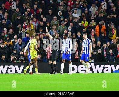 Brighton, Großbritannien. 26th Dez 2021. Ivan Toney aus Brentford wird während des Premier League-Spiels zwischen Brighton & Hove Albion und Brentford am 26th 2021. Dezember beim Amex in Brighton, England, eine gelbe Karte zum Tauchen gezeigt. (Foto von Jeff Mood/phcimages.com) Quelle: PHC Images/Alamy Live News Stockfoto