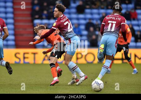 OLDHAM, GROSSBRITANNIEN. DEZ 26th Harry Vaughan von Oldham Athletic tuselt mit Hayden Hackney von Scunthorpe United während des Spiels der Sky Bet League 2 zwischen Oldham Athletic und Scunthorpe United im Boundary Park, Oldham am Sonntag, dem 26th. Dezember 2021. (Kredit: Eddie Garvey | MI News) Stockfoto