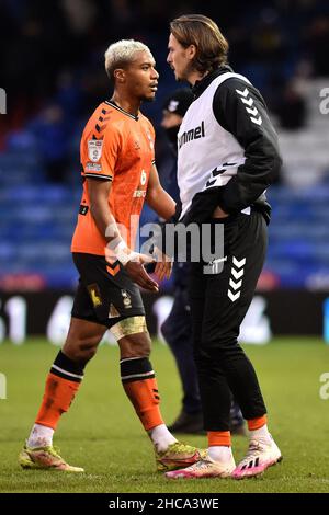 OLDHAM, GROSSBRITANNIEN. DEZ 26th Samuel Hart von Oldham Athletic und Raphaël Diarra von Oldham Athletic während des Spiels der Sky Bet League 2 zwischen Oldham Athletic und Scunthorpe United im Boundary Park, Oldham, am Sonntag, 26th. Dezember 2021. (Kredit: Eddie Garvey | MI News) Stockfoto