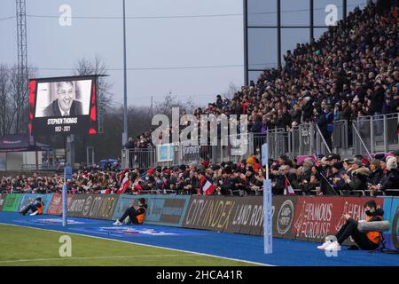 London, Großbritannien. 08th Dez 2021. Stephen Thomas, ein ehemaliger Direktor von Saracens Rugby, der am 8th. Dezember 2021 verstorben ist, erhielt am 12/8/2021 in London einen Minutenapplaus. (Foto von Richard Washbrooke/News Images/Sipa USA) Quelle: SIPA USA/Alamy Live News Stockfoto