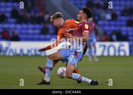 OLDHAM, GROSSBRITANNIEN. DEZ 26th Harry Vaughan von Oldham Athletic zwickt sich mit Myles Hippolyte von Scunthorpe während des Spiels der Sky Bet League 2 zwischen Oldham Athletic und Scunthorpe United im Boundary Park, Oldham am Sonntag, dem 26th. Dezember 2021. (Kredit: Eddie Garvey | MI Nachrichten) Kredit: MI Nachrichten & Sport /Alamy Live Nachrichten Stockfoto