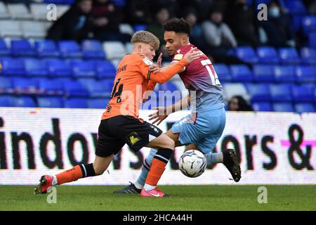 OLDHAM, GROSSBRITANNIEN. DEZ 26th Harry Vaughan von Oldham Athletic zwickt mit Jai Rowe von Scunthorpe United während des Spiels der Sky Bet League 2 zwischen Oldham Athletic und Scunthorpe United im Boundary Park, Oldham am Sonntag, dem 26th. Dezember 2021. (Kredit: Eddie Garvey | MI Nachrichten) Kredit: MI Nachrichten & Sport /Alamy Live Nachrichten Stockfoto