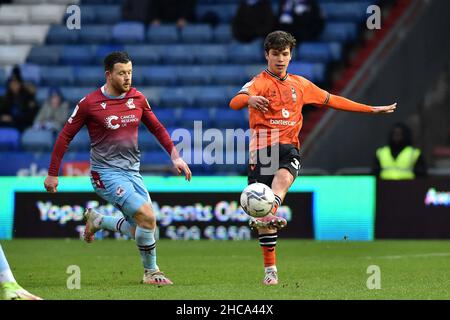 OLDHAM, GROSSBRITANNIEN. DEZ 26th Benny Couto von Oldham Athletic löst am Sonntag, den 26th. Dezember 2021, während des Spiels der Sky Bet League 2 zwischen Oldham Athletic und Scunthorpe United im Boundary Park, Oldham, gegen Harry Bunn von Scunthorpe United aus. (Kredit: Eddie Garvey | MI Nachrichten) Kredit: MI Nachrichten & Sport /Alamy Live Nachrichten Stockfoto