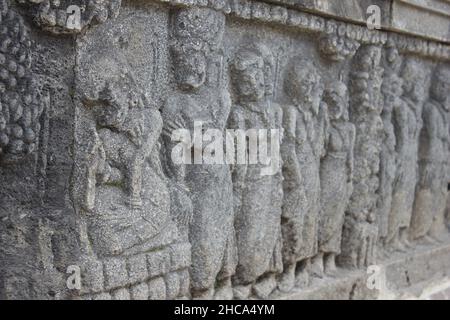 Reliefs von traditionellen Statuen und Gebäuden am Penataran Tempel in der Antike, in der Stadt Blitar, Ost-Java, Indonesien Stockfoto