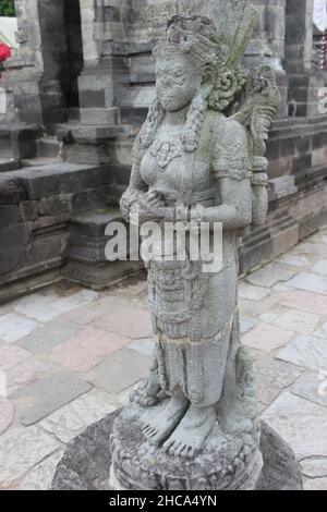 Reliefs von traditionellen Statuen und Gebäuden am Penataran Tempel in der Antike, in der Stadt Blitar, Ost-Java, Indonesien Stockfoto