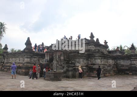 Reliefs von traditionellen Statuen und Gebäuden am Penataran Tempel in der Antike, in der Stadt Blitar, Ost-Java, Indonesien Stockfoto