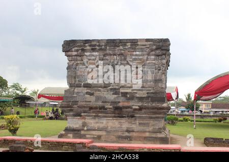 Reliefs von traditionellen Statuen und Gebäuden am Penataran Tempel in der Antike, in der Stadt Blitar, Ost-Java, Indonesien Stockfoto