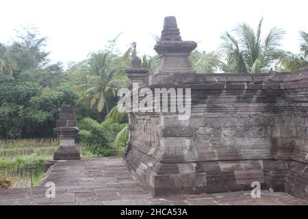 Reliefs von traditionellen Statuen und Gebäuden am Penataran Tempel in der Antike, in der Stadt Blitar, Ost-Java, Indonesien Stockfoto