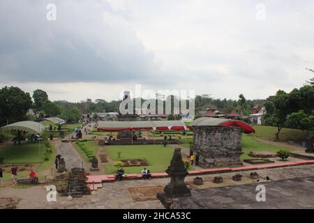 Reliefs von traditionellen Statuen und Gebäuden am Penataran Tempel in der Antike, in der Stadt Blitar, Ost-Java, Indonesien Stockfoto