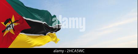 Offizielle Flagge von Mosambik bei bewölktem Himmel Hintergrund bei Sonnenuntergang, Panoramablick. patriot und Reisekonzept. Copy Platz für breites Banner. 3D illustrative Darstellung Stockfoto