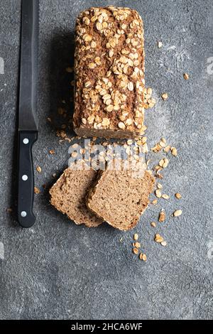 Scheiben frisch gebackenes Roggensauerteig-Brot. Draufsicht. Stockfoto