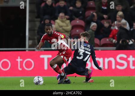 MIDDLESBROUGH, GROSSBRITANNIEN. DEZ 26th Anfernee Dijksteel von Middlesbrough und James Garner von Nottingham Forest während des Sky Bet Championship-Spiels zwischen Middlesbrough und Nottingham Forest im Riverside Stadium, Middlesbrough am Sonntag, den 26th. Dezember 2021. (Kredit: Mark Fletcher | MI News) Kredit: MI Nachrichten & Sport /Alamy Live News Stockfoto