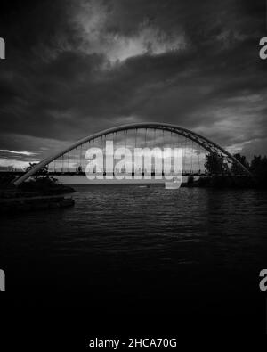 Vertikale Graustufenaufnahme der Humber Bay Arch Bridge. Toronto, Kanada. Stockfoto