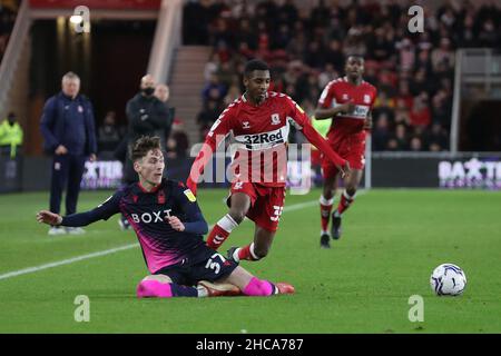 MIDDLESBROUGH, GROSSBRITANNIEN. DEZ 26th Isaiah Jones von Middlesbrough in Aktion mit James Garner von Nottingham Forest während des Sky Bet Championship-Spiels zwischen Middlesbrough und Nottingham Forest am Sonntag, 26th. Dezember 2021 im Riverside Stadium, Middlesbrough. (Kredit: Mark Fletcher | MI News) Kredit: MI Nachrichten & Sport /Alamy Live News Stockfoto