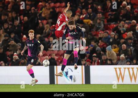 MIDDLESBROUGH, GROSSBRITANNIEN. DEZ 26th Lee Peltier von Middlesbrough bestreitet einen Kopfball mit James Garner von Nottingham Forest während des Sky Bet Championship-Spiels zwischen Middlesbrough und Nottingham Forest am Sonntag, 26th. Dezember 2021 im Riverside Stadium, Middlesbrough. (Kredit: Mark Fletcher | MI News) Kredit: MI Nachrichten & Sport /Alamy Live News Stockfoto