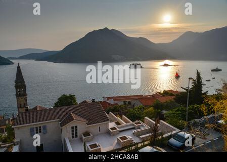 Ein beliebtes Touristen- und Kreuzfahrtziel, ein winziges, idyllisches Dorf an der atemberaubenden Bucht von Kotor (Boka Bay) im Sommer. Stockfoto