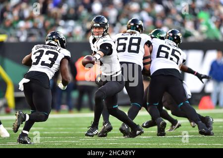 East Rutherford, New Jersey, USA. 26th Dez 2021. Jacksonville Jaguars Quarterback TREVOR LAWRENCE (16) übergibt sich an Jacksonville Jaguars, die zurück INS DARE OGUNBOWALE (33) im MetLife Stadium in East Rutherford New Jersey laufen New York besiegt Jacksonville 26 bis 21 (Bildnachweis: © Brooks von Arx/ZUMA Press Wire) Bildnachweis: ZUMA Press, Inc./Alamy Live News Stockfoto