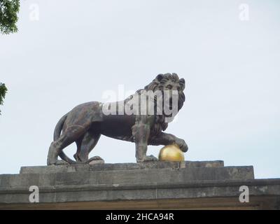 Wunderschöne Aufnahme einer Löwenstatue im Royal Victoria Park in Bath, Großbritannien Stockfoto