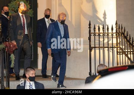 Washington DC, USA. 26th Dez 2021. Präsident Joe Biden verlässt die Messe in der Katholischen Kirche der Heiligen Dreifaltigkeit. Foto: Chris Kleponis/Sipa USA Kredit: SIPA USA/Alamy Live News Stockfoto