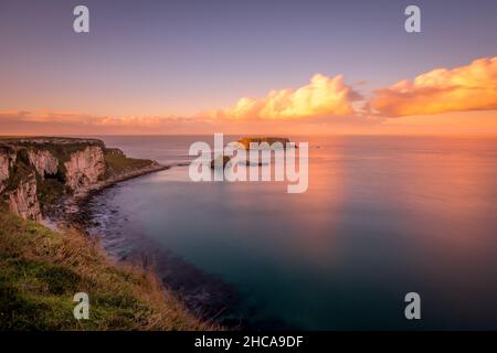 Landschaft des Giant's Causeway, umgeben vom Meer mit langer Exposition in Nordirland Stockfoto