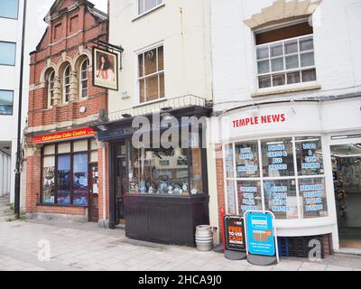 Wunderschöne Aufnahme von einigen Geschäften während des Tages in Bristol, Großbritannien Stockfoto