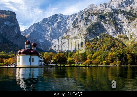 St. Bartholomäus-Kirche, umgeben vom Königssee und felsigen Bergen in Bayern, Deutschland Stockfoto