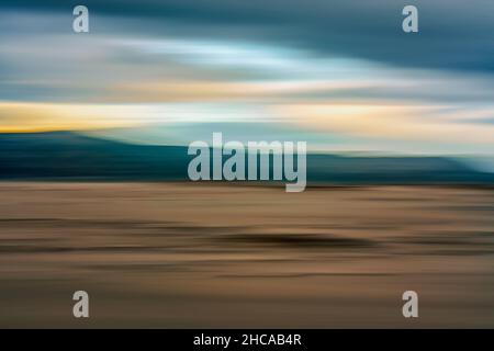 Sonnenuntergang über Sanddünen abstrakter Hintergrund. Berge und bunt bewölkten Himmel Hintergrund Stockfoto