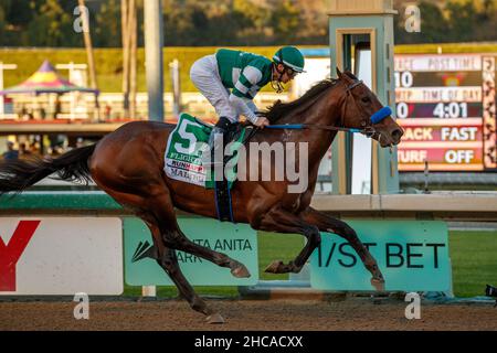 Arcardia, Kalifornien, USA. 26th Dez 2021. 26. Dezember 2021: Flightline #5, geritten von Jockey Flavien Prat, gewinnt am Eröffnungstag im Santa Anita Park in Arcadia, Kalifornien, am 26th. Dezember 2021 die Malibu Stakes (Grad 1). Casey Phillips/Eclipse Sportswire/CSM/Alamy Live News Stockfoto