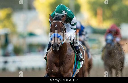 Arcardia, Kalifornien, USA. 26th Dez 2021. 26. Dezember 2021: Flightline #5, geritten von Jockey Flavien Prat, gewinnt am Eröffnungstag im Santa Anita Park in Arcadia, Kalifornien, am 26th. Dezember 2021 die Malibu Stakes (Grad 1). Alex Evers/Eclipse Sportswire/CSM/Alamy Live News Stockfoto