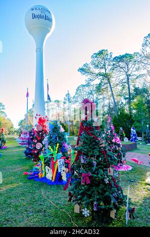 Weihnachtsbäume schmücken den Water Tower Plaza, 24. Dezember 2021, in Dauphin Island, Alabama. Stockfoto