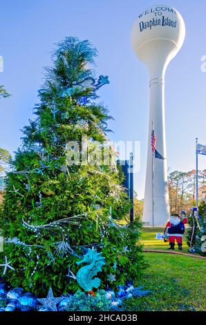 Weihnachtsbäume schmücken den Water Tower Plaza, 24. Dezember 2021, in Dauphin Island, Alabama. Stockfoto