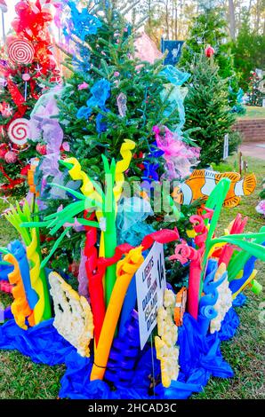 Ein Weihnachtsbaum zeigt ein Wasserthema im Water Tower Plaza, 24. Dezember 2021, auf Dauphin Island, Alabama. Stockfoto