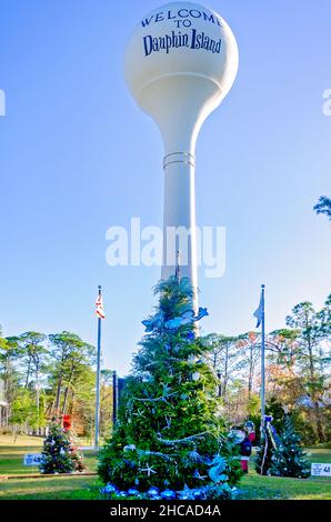 Weihnachtsbäume schmücken den Water Tower Plaza, 24. Dezember 2021, in Dauphin Island, Alabama. Stockfoto