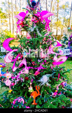 Ein Weihnachtsbaum zeigt ein tropisches Flamingo-Thema im Water Tower Plaza am 24. Dezember 2021 in Dauphin Island, Alabama. Stockfoto