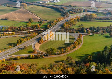 Luftaufnahme der kurvenreichen Autobahnen im Dorf, umgeben von Bäumen Stockfoto
