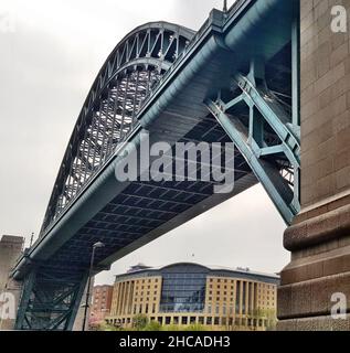 Blick auf die Tyne-Brücke von unten im Vereinigten Königreich Stockfoto