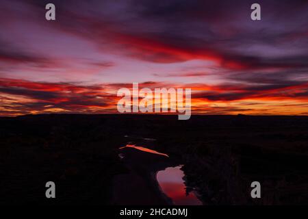 Dämmerung über dem Little Missouri River im Theodore Roosevelt National Park, North Dakota Stockfoto