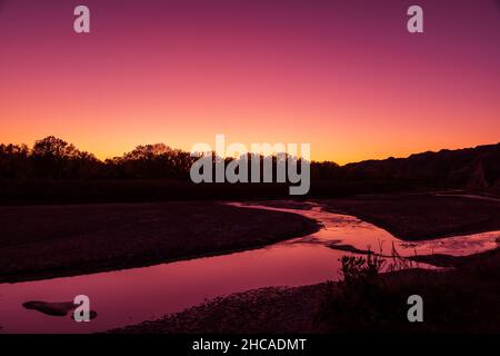Sonnenuntergang über dem Little Missouri River im Theodore Roosevelt National Park, North Dakota Stockfoto