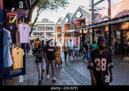 Kapstadt, Südafrika. 26th Dez 2021. People Walk at V&A Waterfront in Cape Town, South Africa, 26. Dezember 2021. Viele Menschen besuchten die V&A Waterfront am Sonntag zu den Weihnachtsfeiertagen. Quelle: Lyu Tianran/Xinhua/Alamy Live News Stockfoto