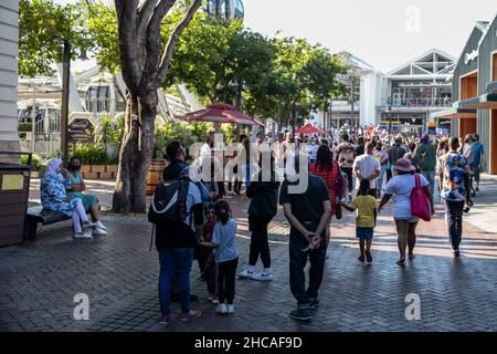 Kapstadt, Südafrika. 26th Dez 2021. Menschen besuchen die V&A Waterfront in Kapstadt, Südafrika, 26. Dezember 2021. Viele Menschen besuchten die V&A Waterfront am Sonntag zu den Weihnachtsfeiertagen. Quelle: Lyu Tianran/Xinhua/Alamy Live News Stockfoto
