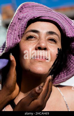 Nahaufnahme des Gesichts einer Frau mit schwarzer Farbe. Acupe, Bahia, Brasilien. Stockfoto