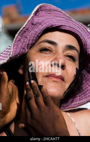 Nahaufnahme des Gesichts einer Frau mit schwarzer Farbe. Acupe, Bahia, Brasilien. Stockfoto